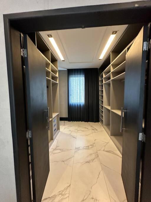 The Luxe At Copacabana Apartemen