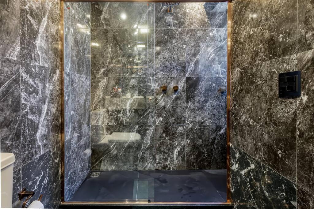 The Luxe At Copacabana Apartemen